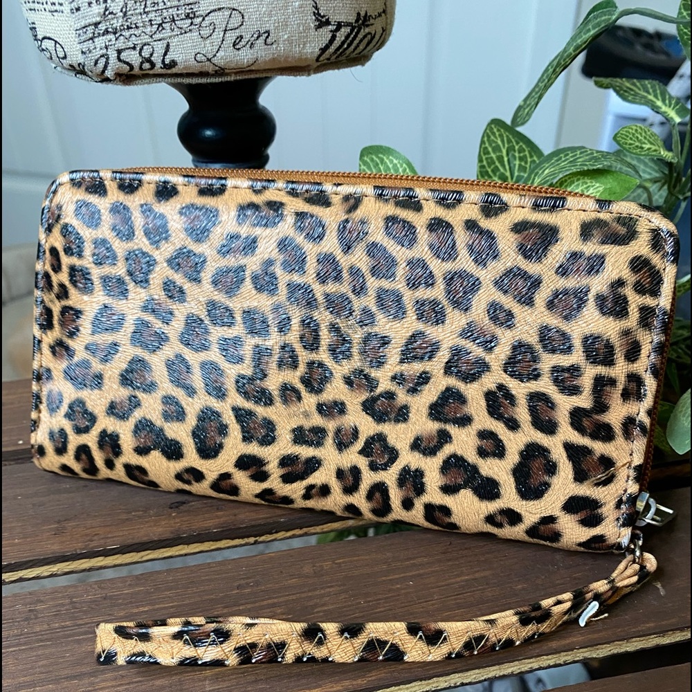 Like New!  Animal Print Textured Wristlet Wallet